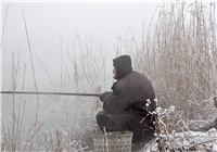 分享冬天钓鱼时钓位选择与打窝技巧（中）